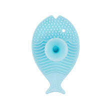Load image into Gallery viewer, Innobaby Bathin&#39; SMART Silicone Mini Fish Scrub with Suction Cup
