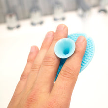 Load image into Gallery viewer, Innobaby Bathin&#39; SMART Silicone Mini Fish Scrub with Suction Cup
