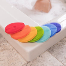 Load image into Gallery viewer, Innobaby Bathin&#39; SMART Rainbow Spots Silicone Bath Scrub (7-Pack) - Mega Babies
